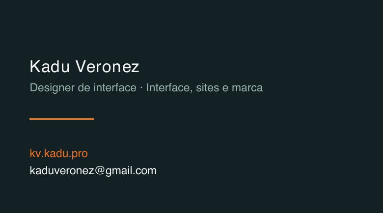 Verso do cartão com nome, função, site e e-mail